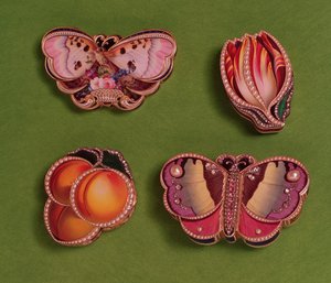 18世紀半ばにエナメルを塗って宝石で飾った4つの箱、蝶、チューリップ、桃の形（エナメルと宝石）